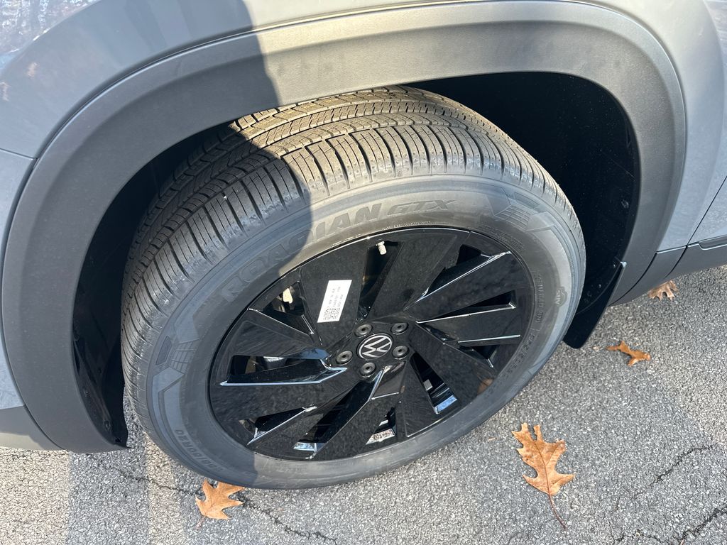 2026 Volkswagen Atlas Cross Sport SE Technology photo 2