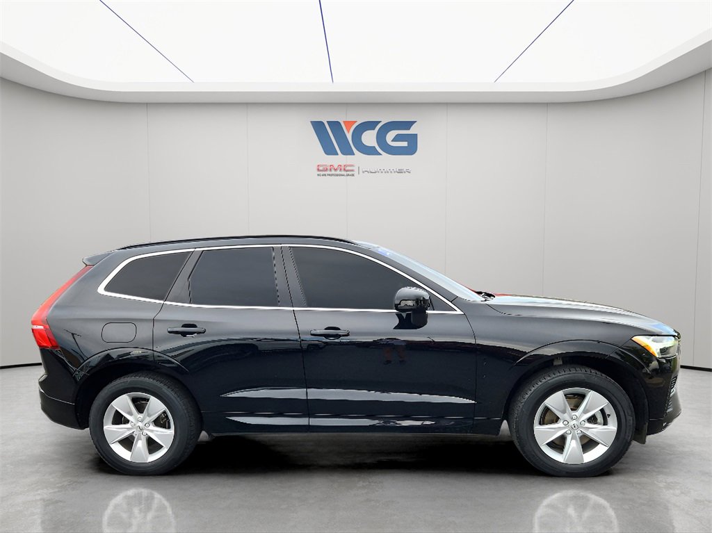 2022 Volvo XC60 Momentum photo 2