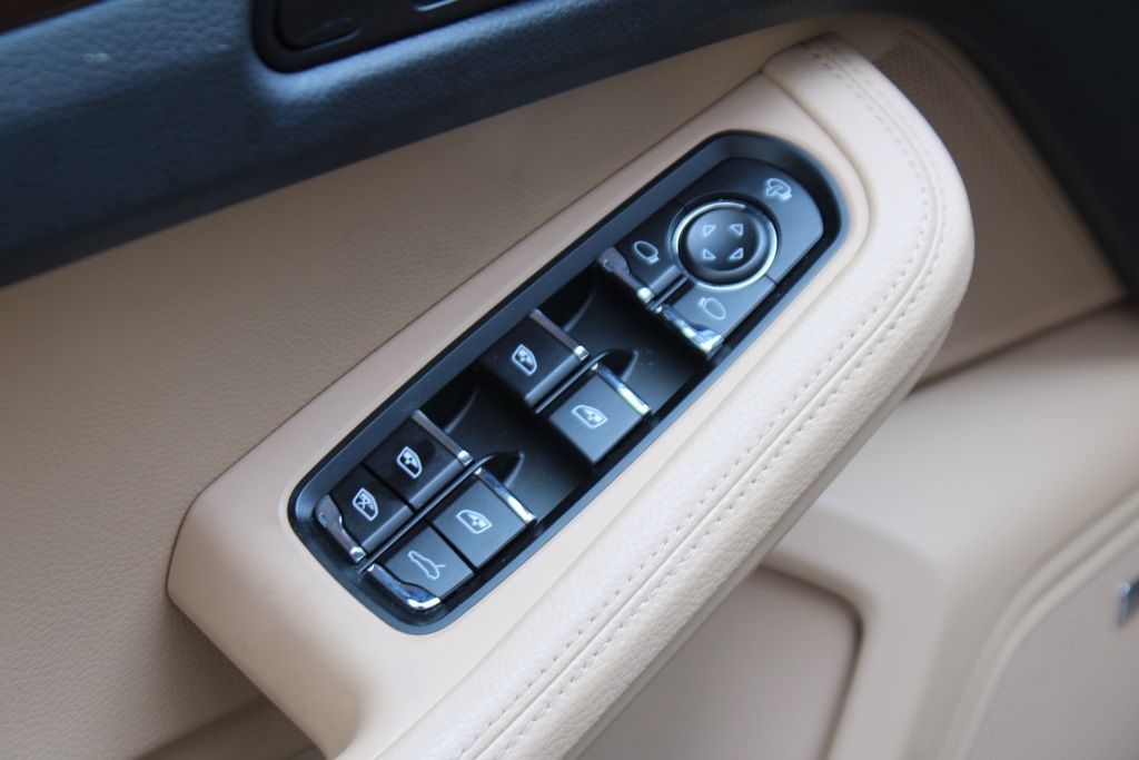 2025 Porsche Macan T photo 12