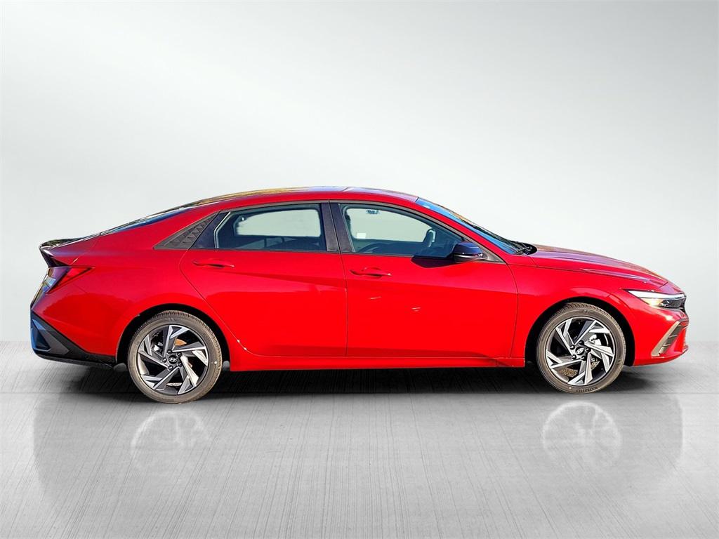 2025 Hyundai Elantra SEL Sport photo 2