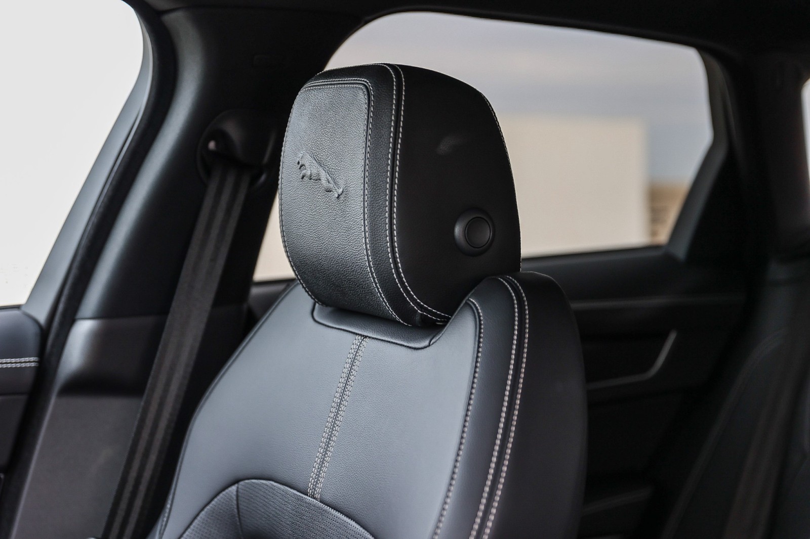 2024 Jaguar F-PACE P250 R-Dynamic S photo 24
