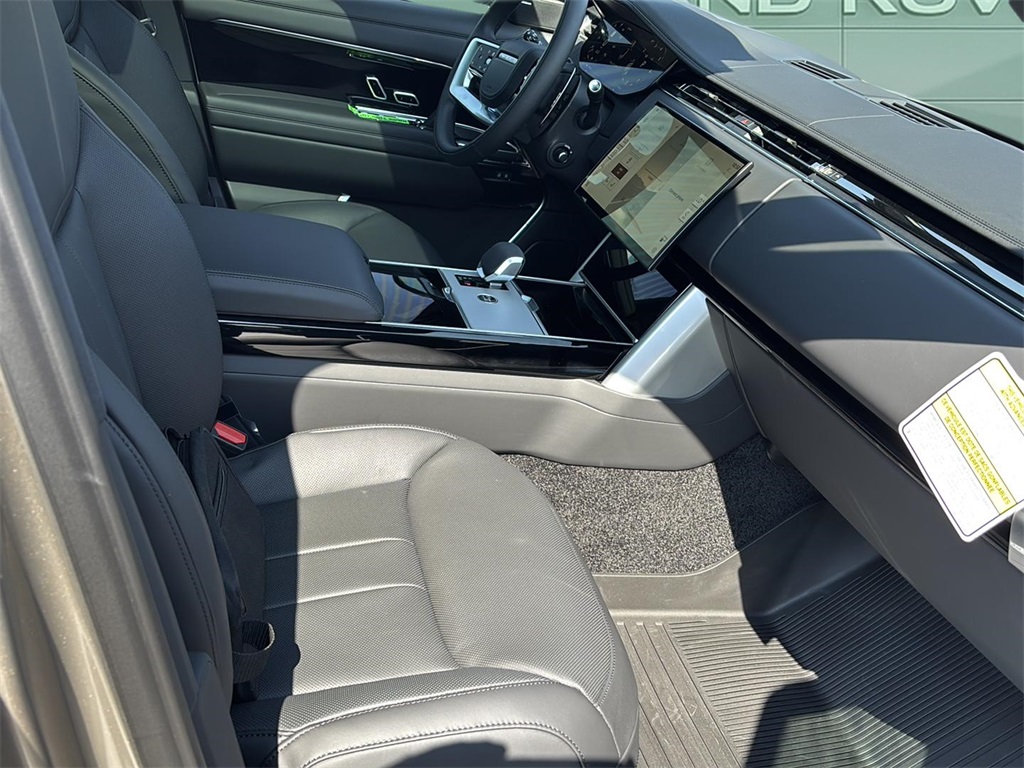 2025 Land Rover Range Rover SE photo 10