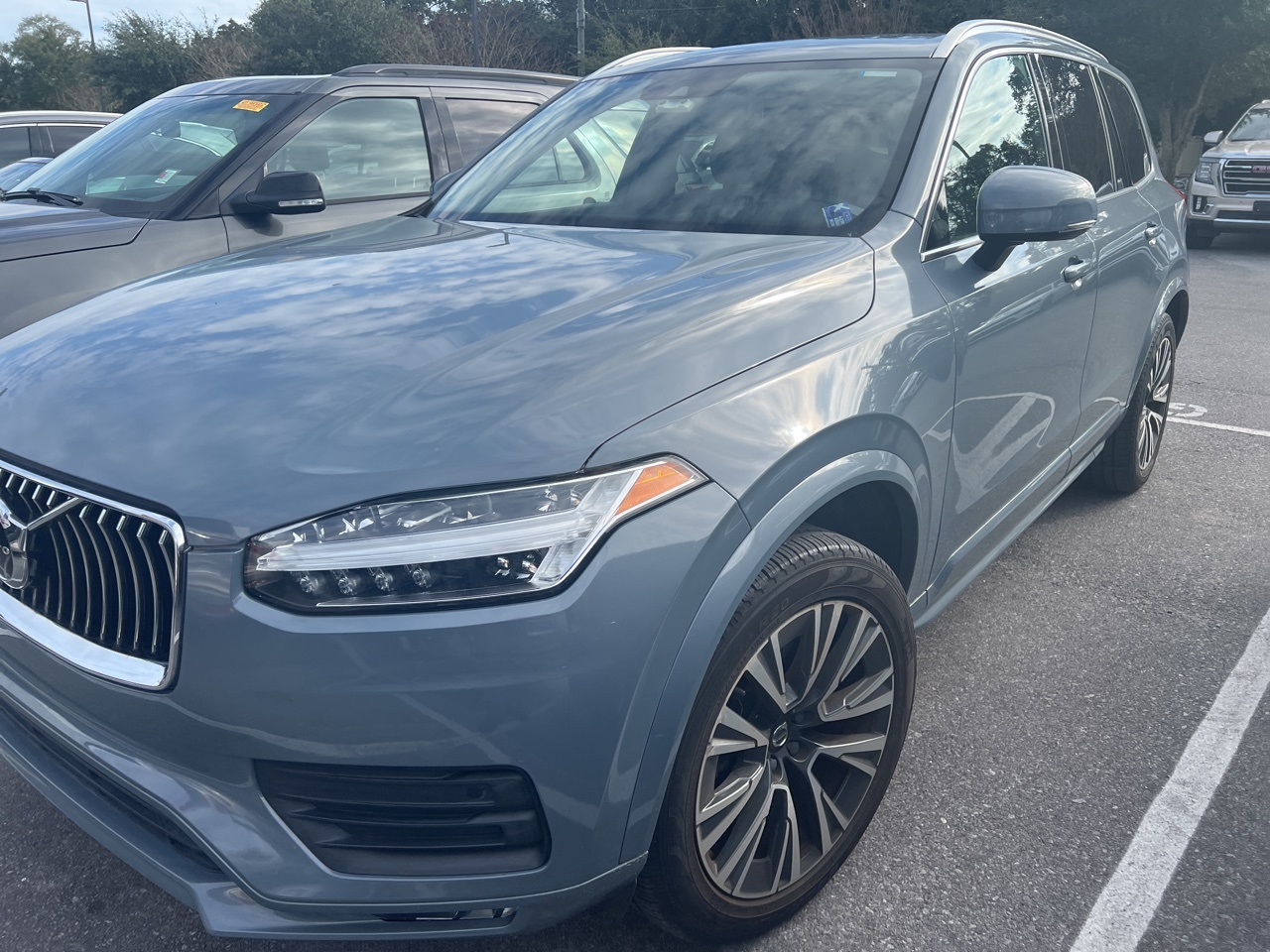 2020 Volvo XC90 Momentum's photo