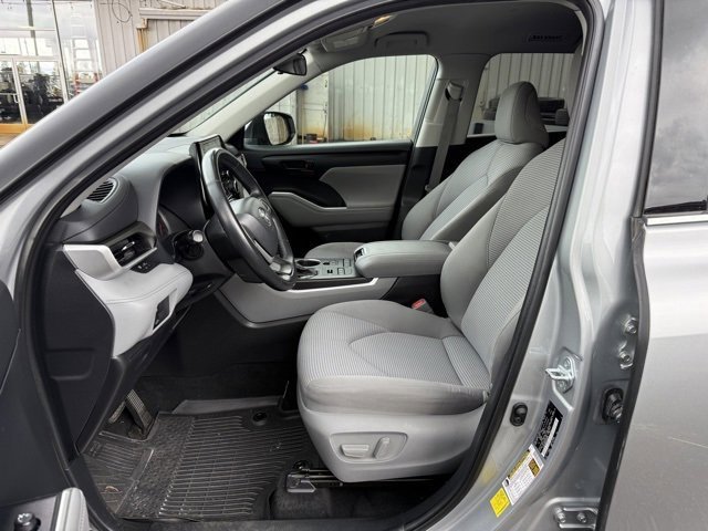 2022 Toyota Highlander LE photo 7