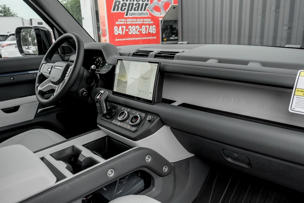 2025 Land Rover Defender 110 S photo 21