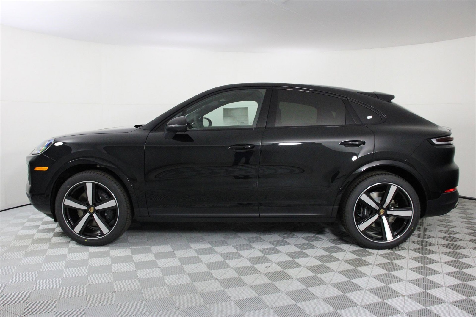 2025 Porsche Cayenne Coupe photo 2