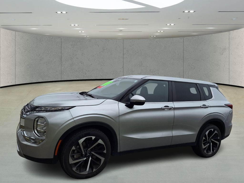 2024 Mitsubishi Outlander SE's photo