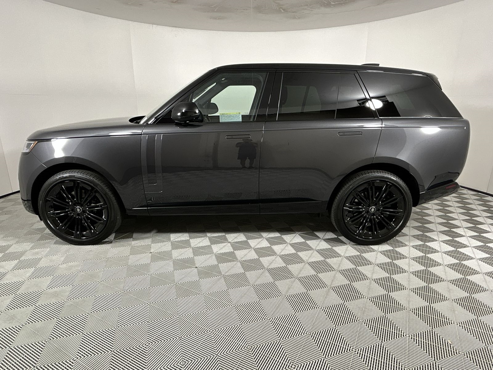 2025 Land Rover Range Rover SE photo 2