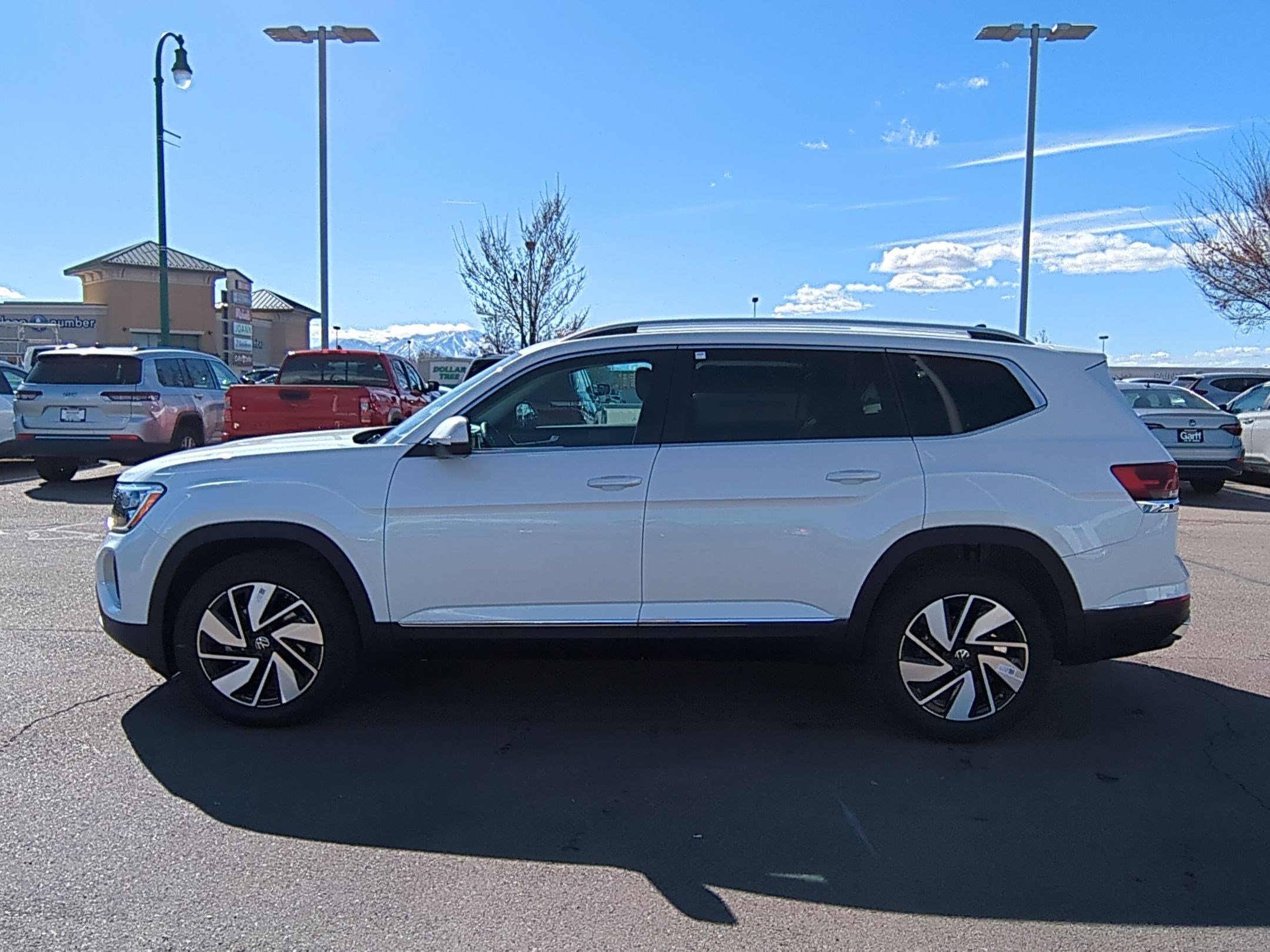 2025 Volkswagen Atlas SEL photo 5