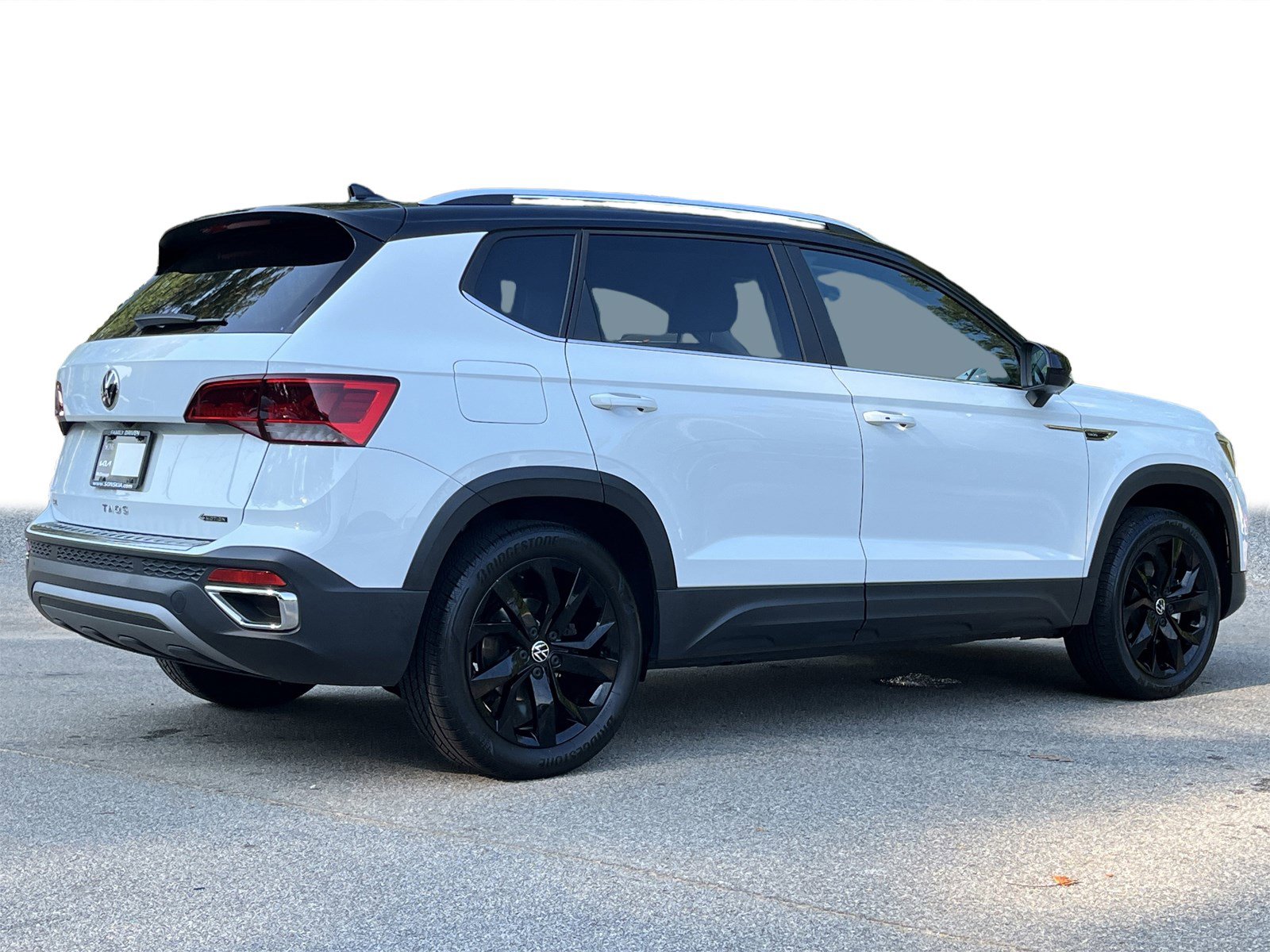 2023 Volkswagen Taos SE photo 3