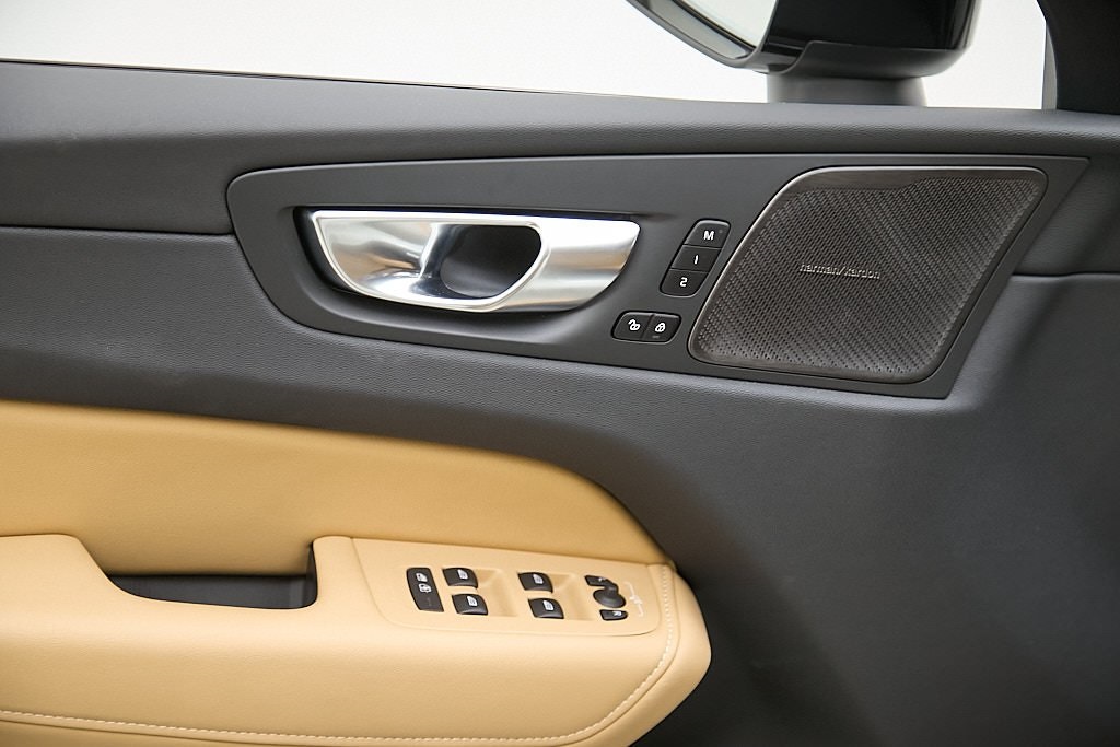 2025 VOLVO XC60 - Image 11