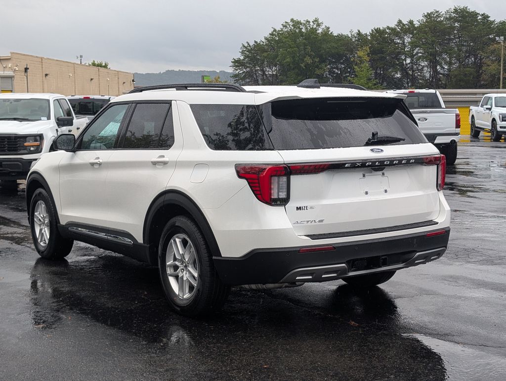 2025 Ford Explorer photo 3