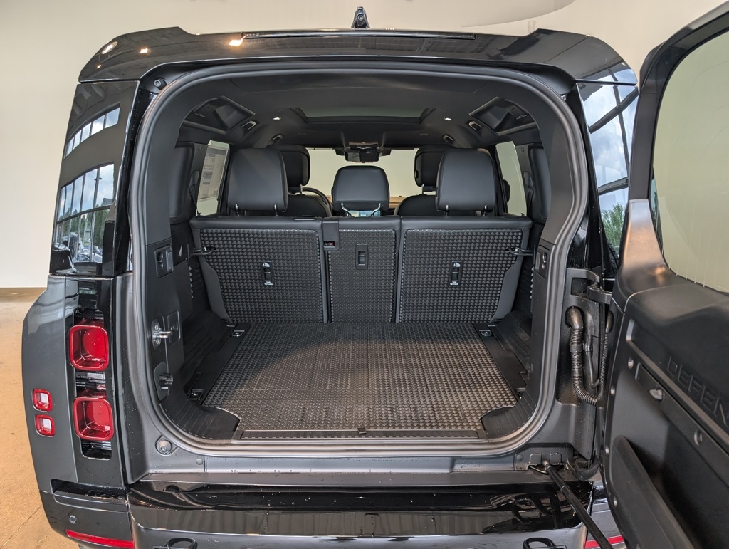 2025 Land Rover Defender 110 X-Dynamic SE photo 5