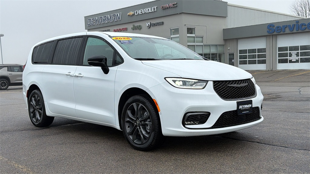 2026 Chrysler Pacifica Select's photo