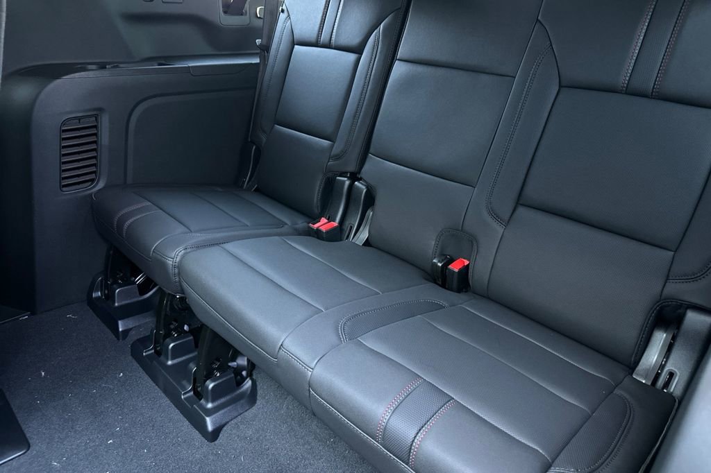2025 Chevrolet Suburban RST photo 16
