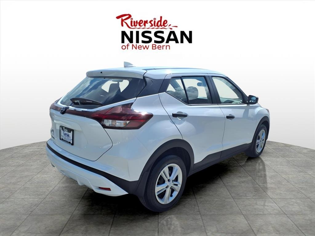 2025 Nissan Kicks Play S photo 2