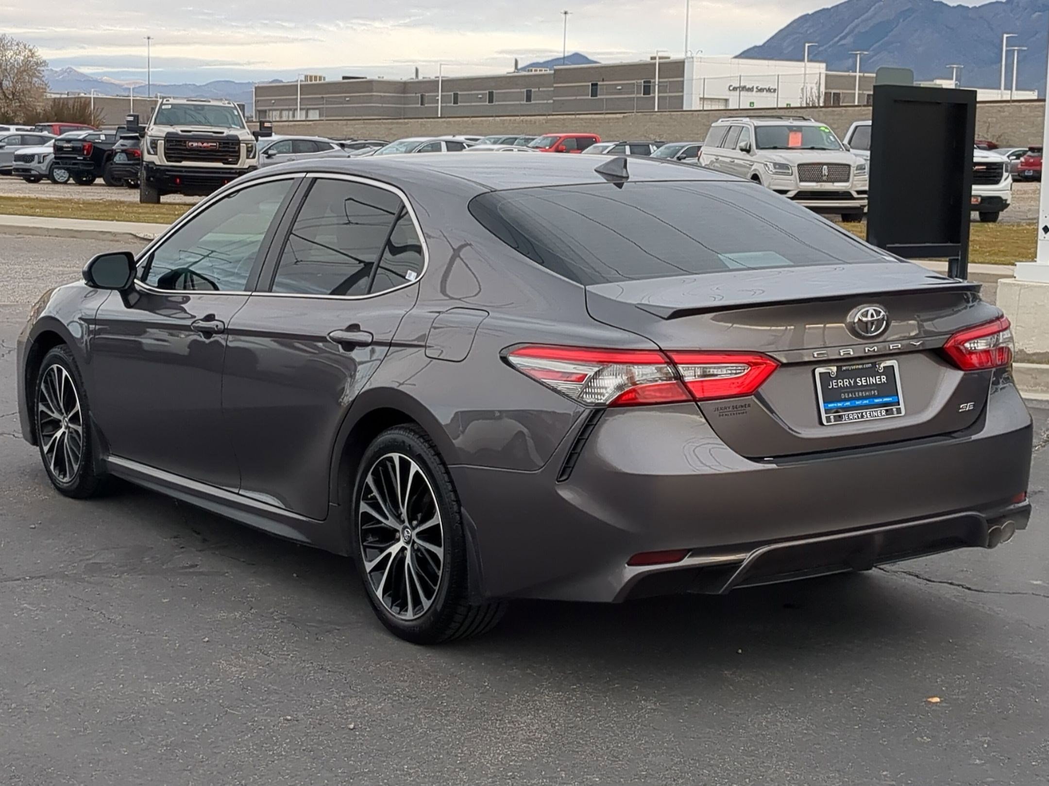 2019 Toyota Camry SE photo 3