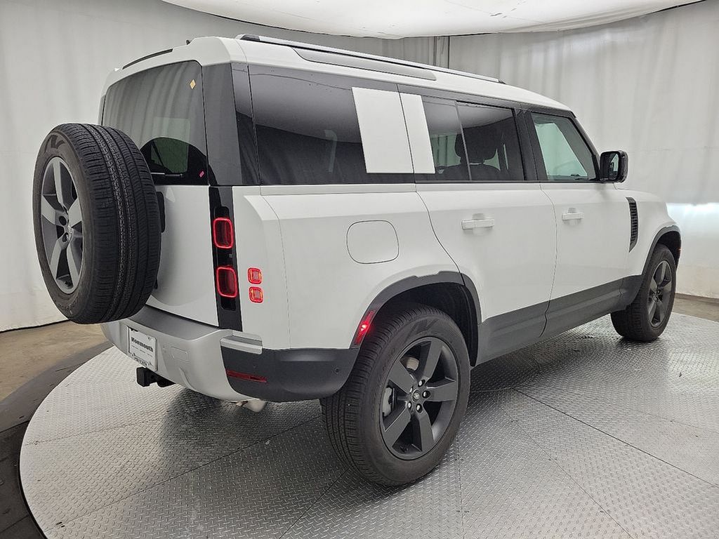 2025 Land Rover Defender 110 S photo 3
