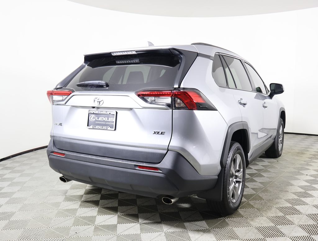 2024 Toyota RAV4 XLE photo 3