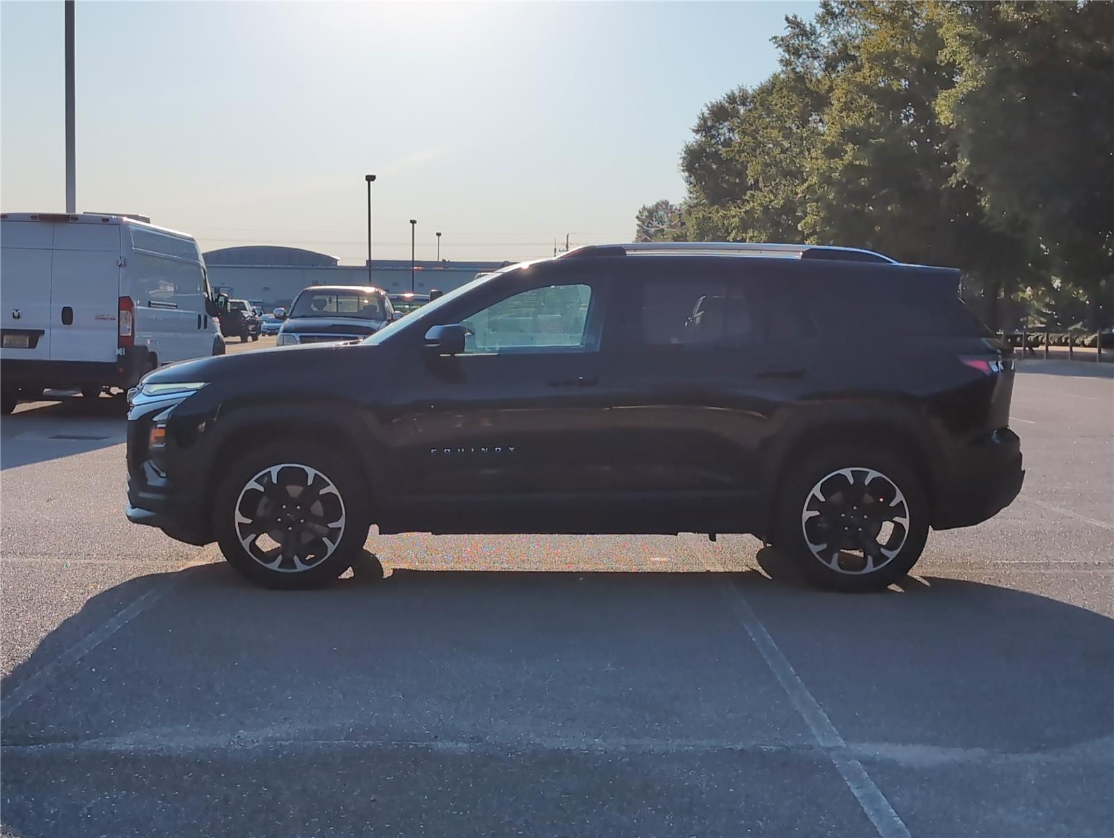 2025 Chevrolet Equinox LT photo 2