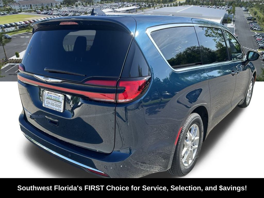 2025 Chrysler Pacifica photo 3