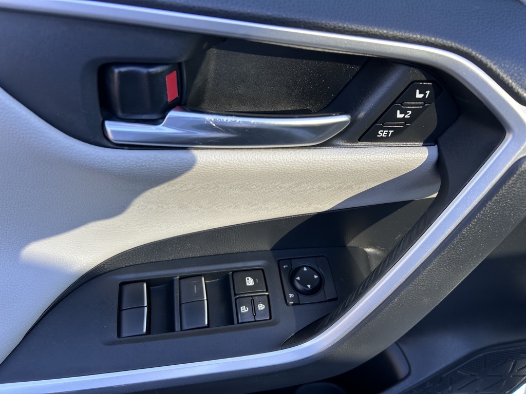 2019 Toyota RAV4 Hybrid Limited photo 4