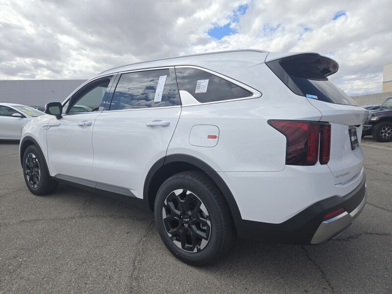 2025 Kia Sorento S photo 4