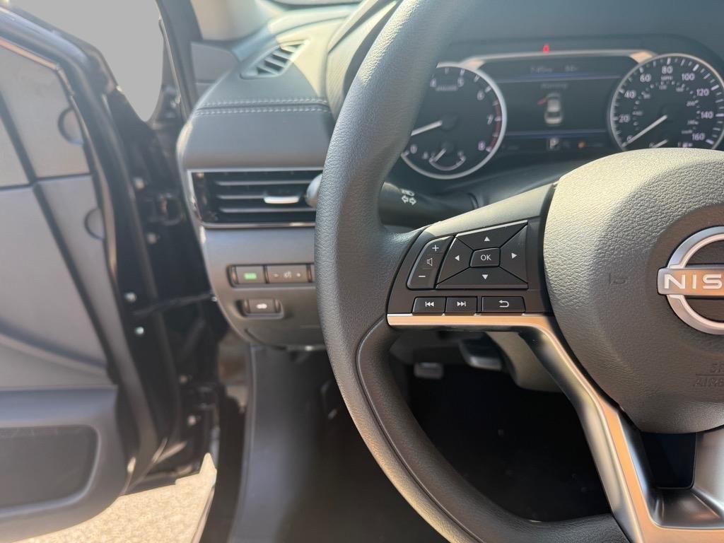2025 Nissan Sentra SV photo 10