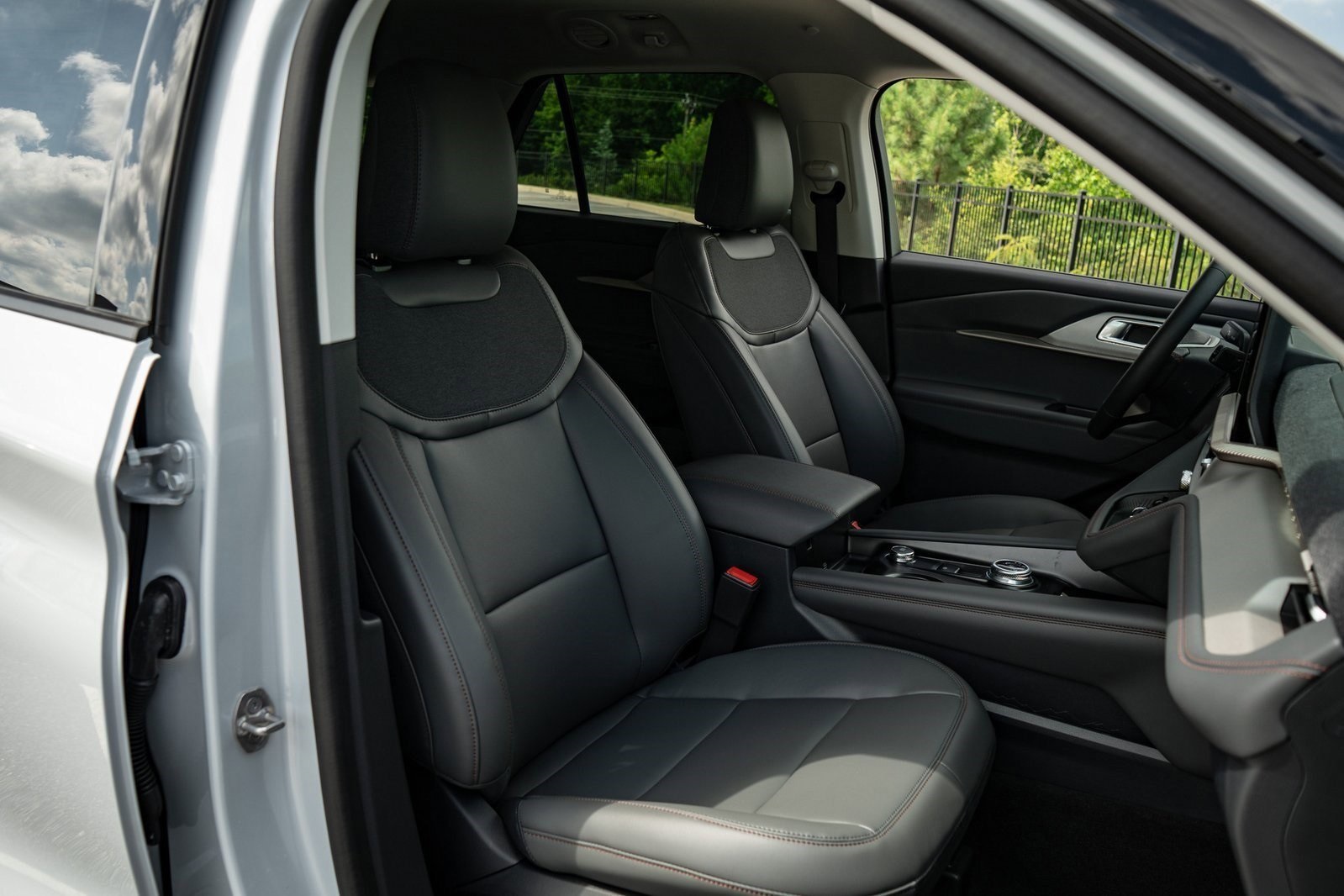 2025 Ford Explorer photo 21