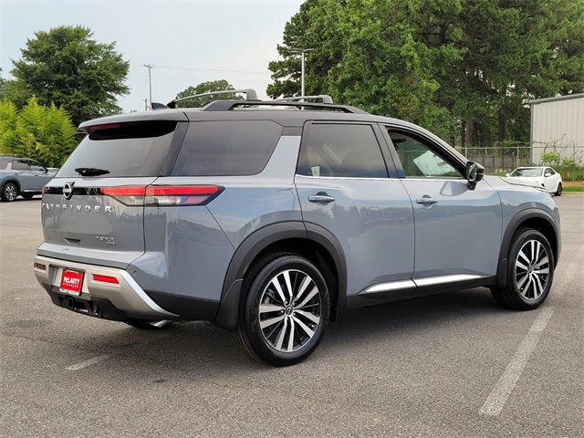 2025 Nissan Pathfinder Platinum photo 3