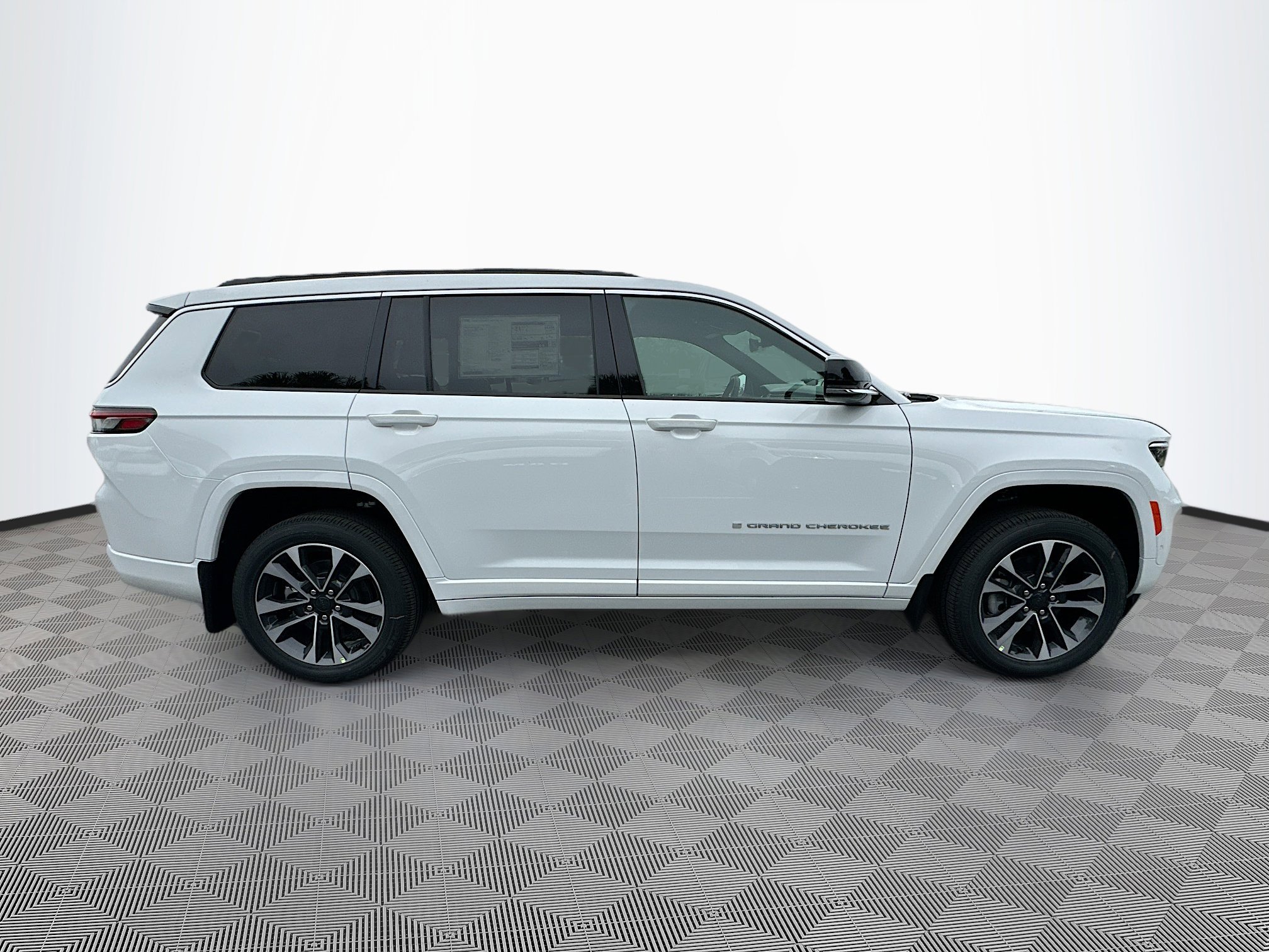 2025 Jeep Grand Cherokee Overland photo 2