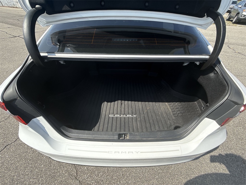2018 Toyota Camry LE photo 19