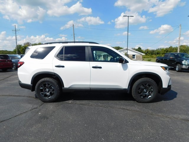 2025 Honda Pilot TrailSport photo 2
