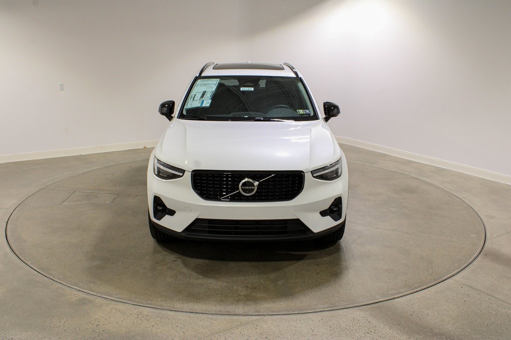 2026 Volvo XC40 Plus photo 2