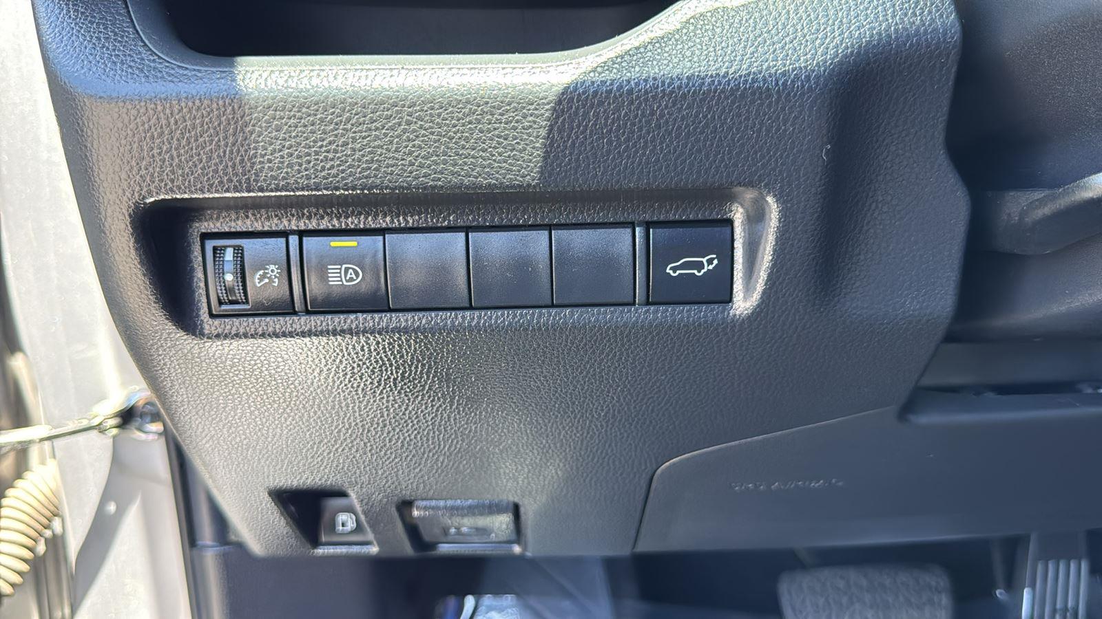 2021 Toyota RAV4 Hybrid XLE photo 11
