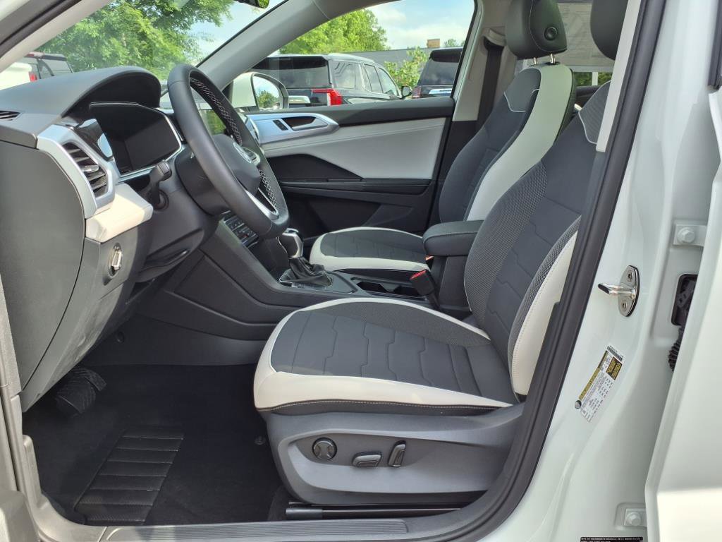 2025 Volkswagen Taos SE photo 3