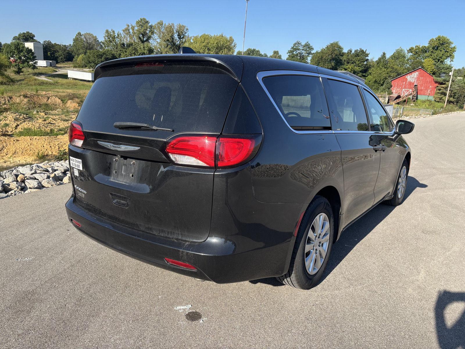 2021 Chrysler Voyager L photo 3