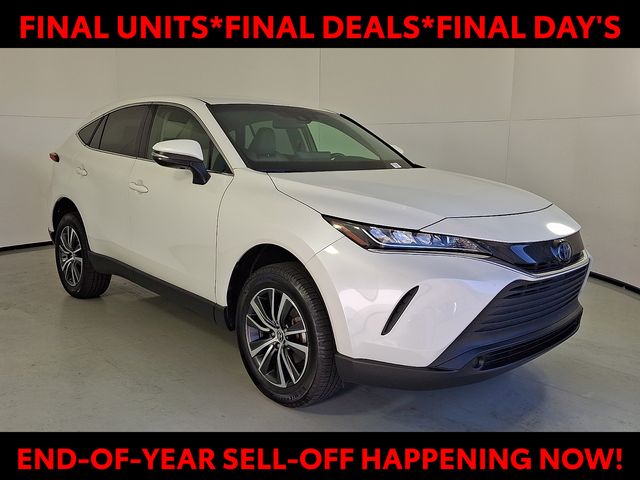 2022 Toyota Venza LE's photo