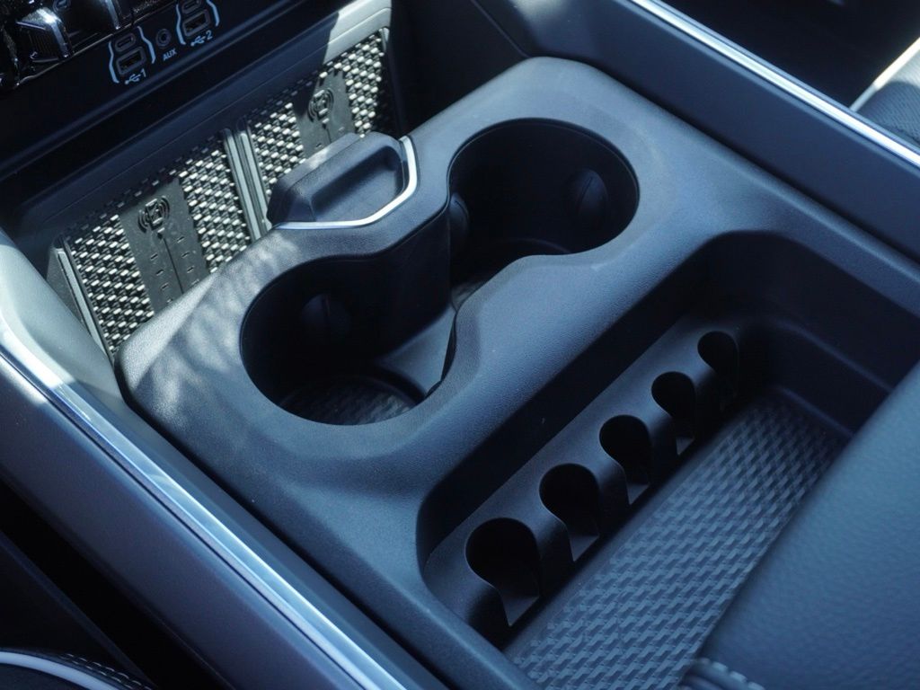 New 2026 Granite Crystal Metallic Clear-Coat Exterior Paint RAM Laramie Night Edition image 20