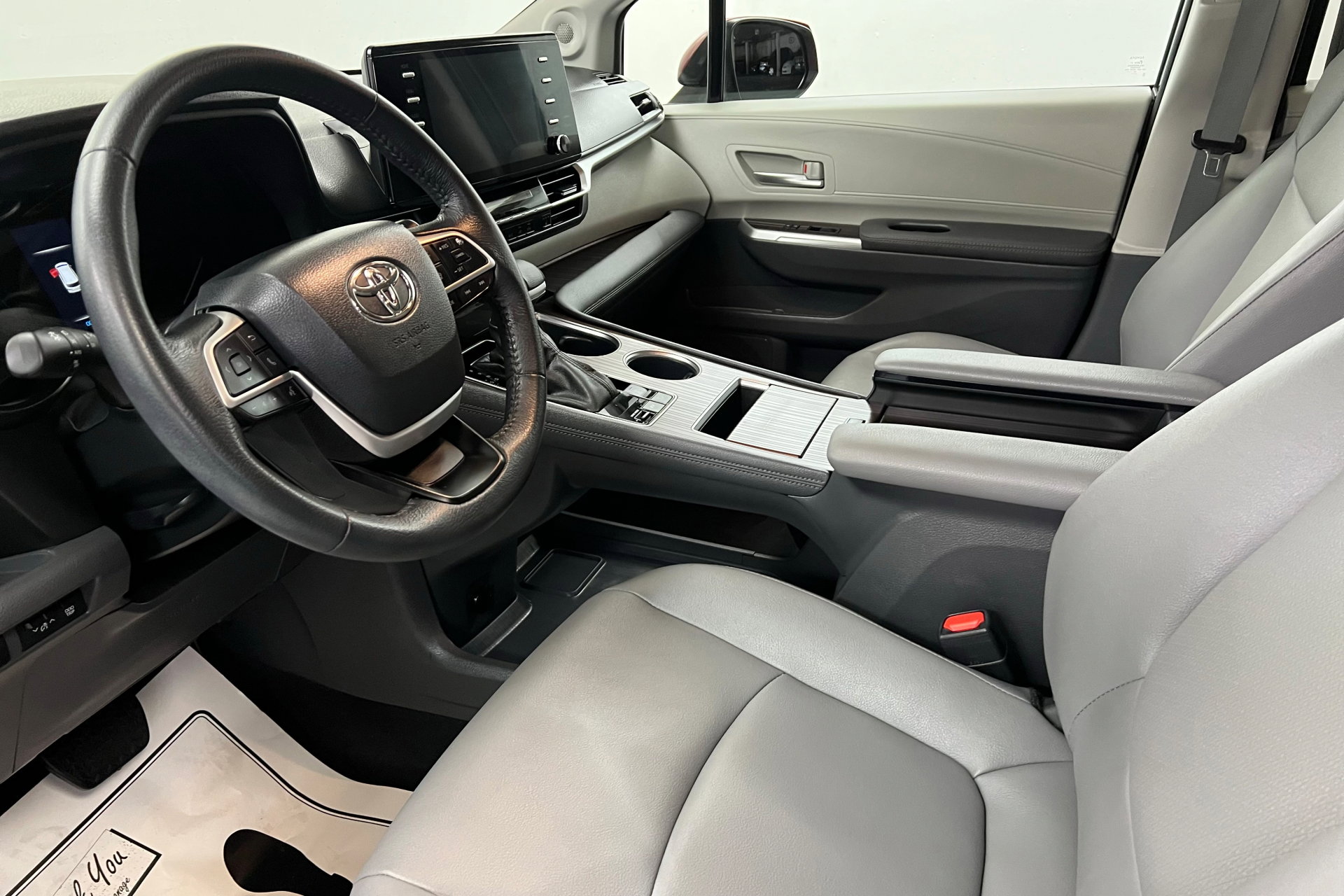 2023 Toyota Sienna XLE photo 15
