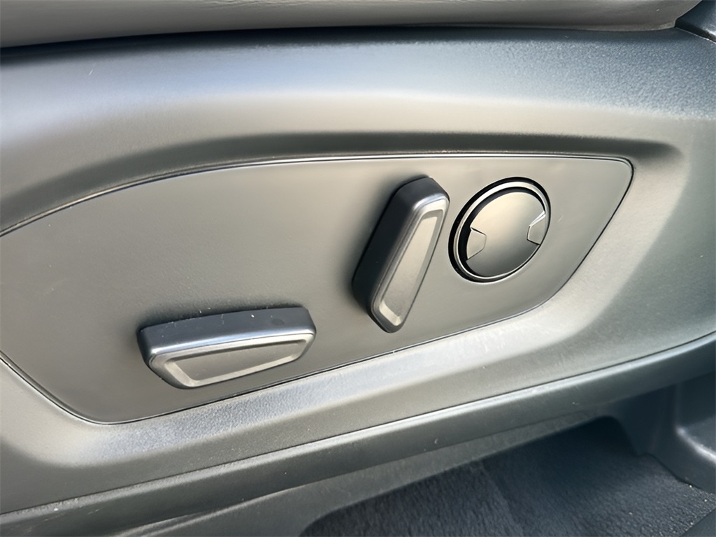 2023 Ford Explorer XLT photo 16