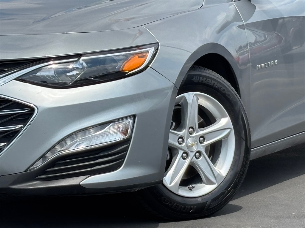 2024 Chevrolet Malibu 1LT photo 2