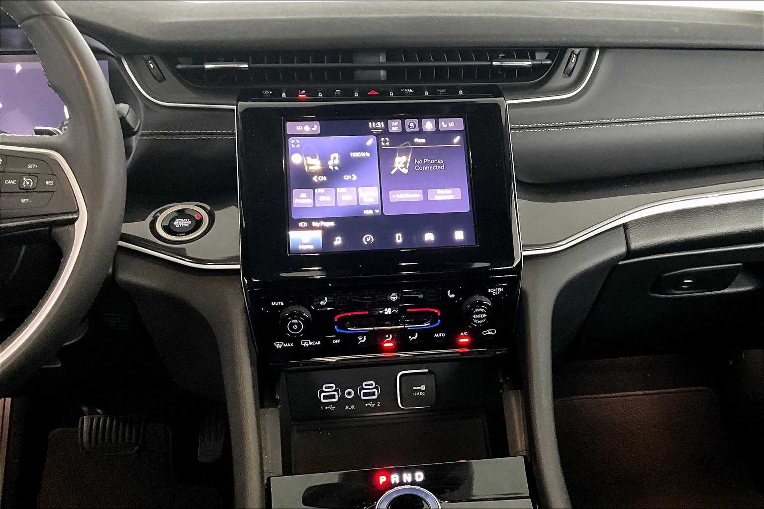 2023 Jeep Grand Cherokee Laredo photo 3