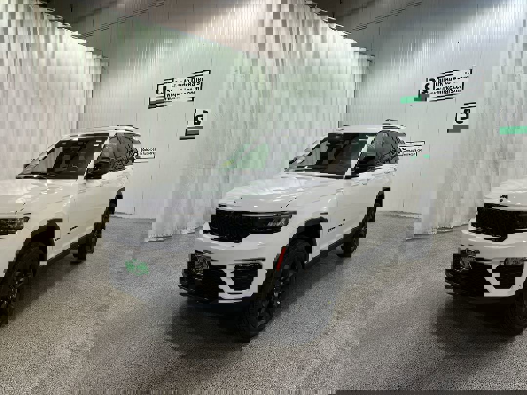 2025 Jeep Grand Cherokee Limited photo 3