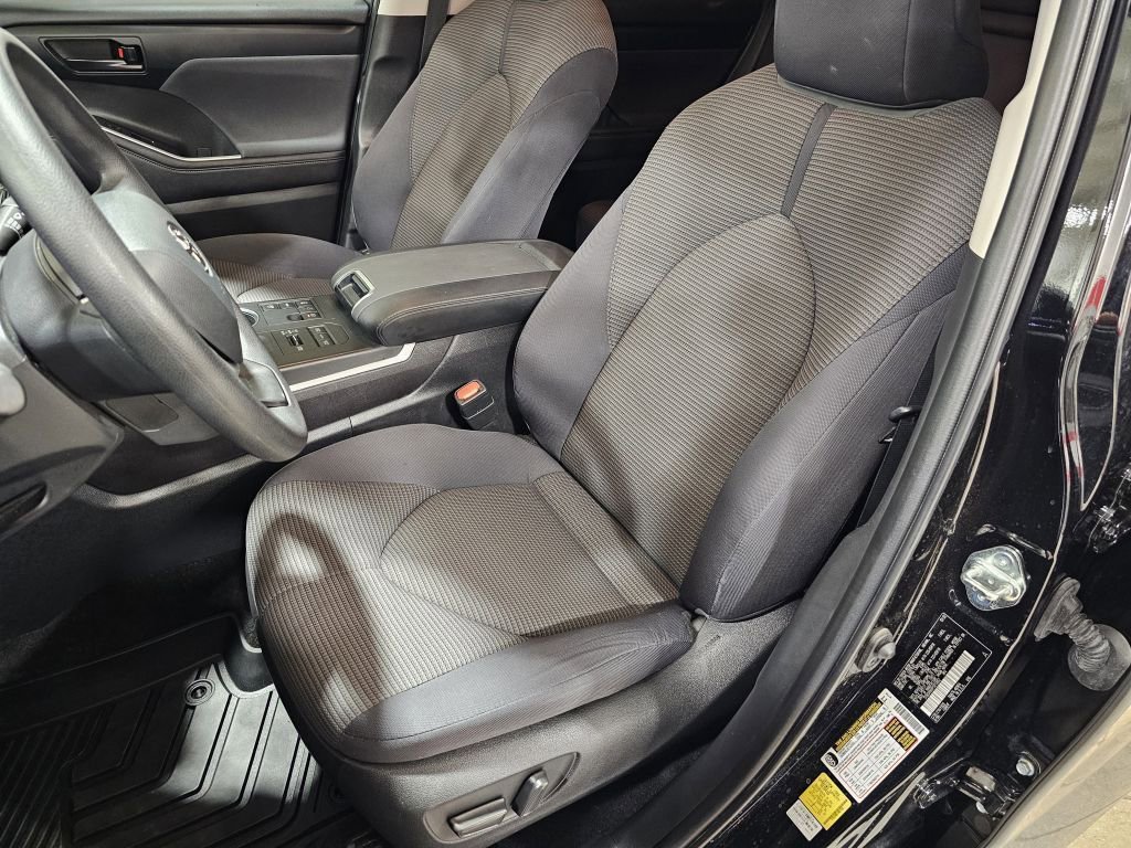 2023 Toyota Highlander L photo 16