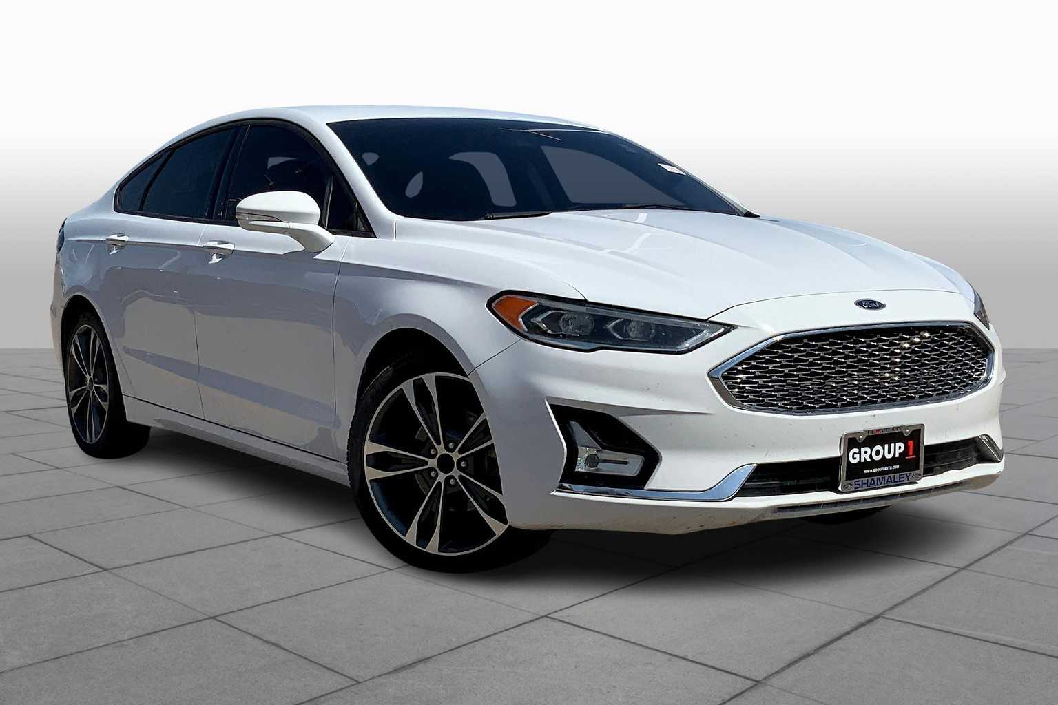 2019 Ford Fusion Titanium photo 2