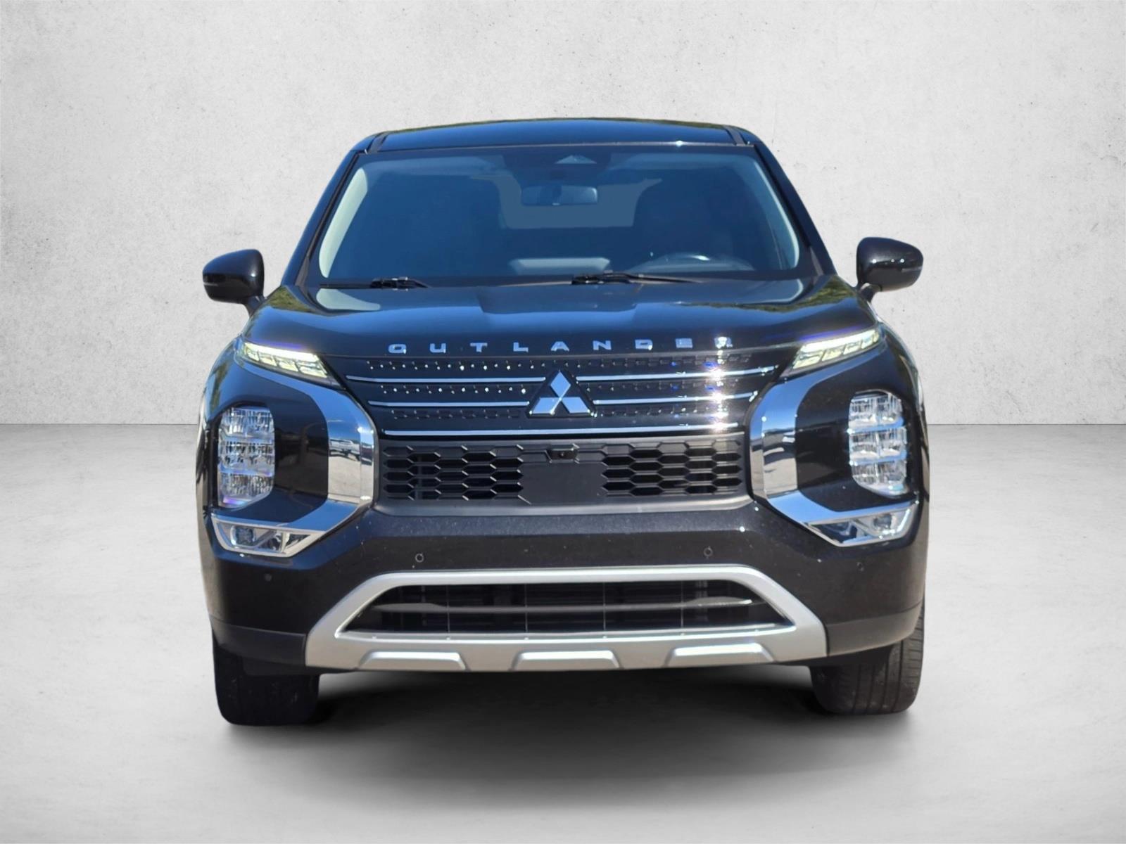 2023 Mitsubishi Outlander SE photo 2