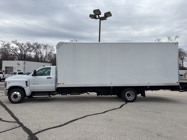 2024 Chevrolet Silverado 6500HD LT photo 2