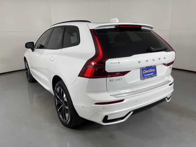 2026 Volvo XC60 T8 Plus photo 6