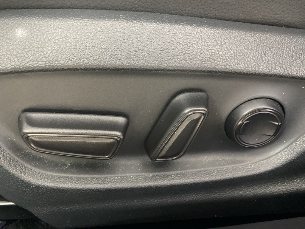2018 Toyota Camry SE photo 21